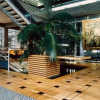 Musée équipé d'un plancher surélevé revêtu de parquet naturel