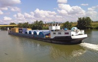 Péniche au départ du port de Gron